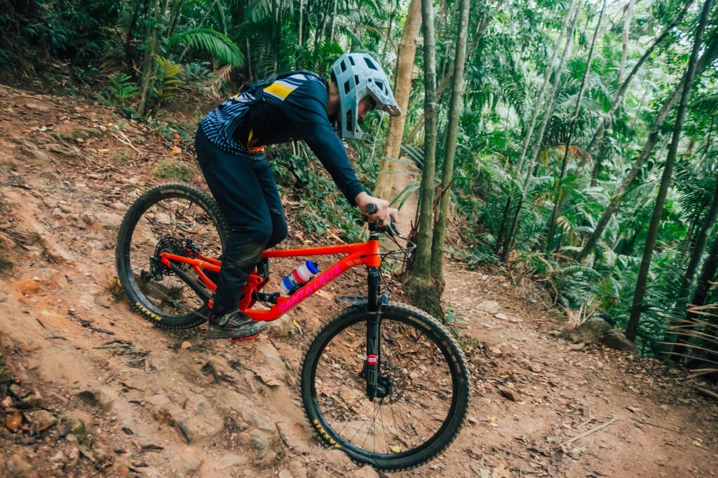 Страхът преди трейла — и защо не изчезва (и защо не трябва) downhill women